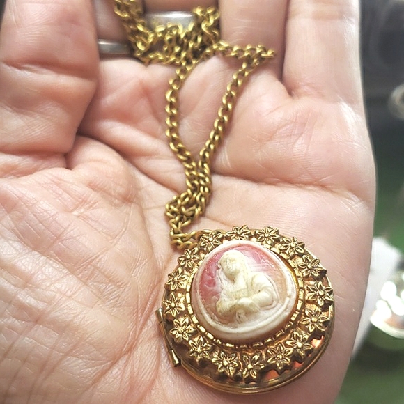 Sold LOCKET VINTAGE CAMEO LOCKET ON BRASS/ GOLD TONE BIG TO MEDUIM - Picture 3 of 7
